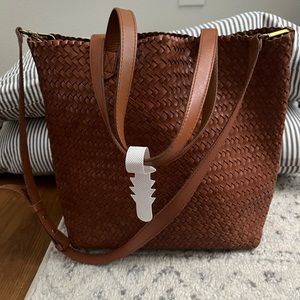 Woven medium transport tote